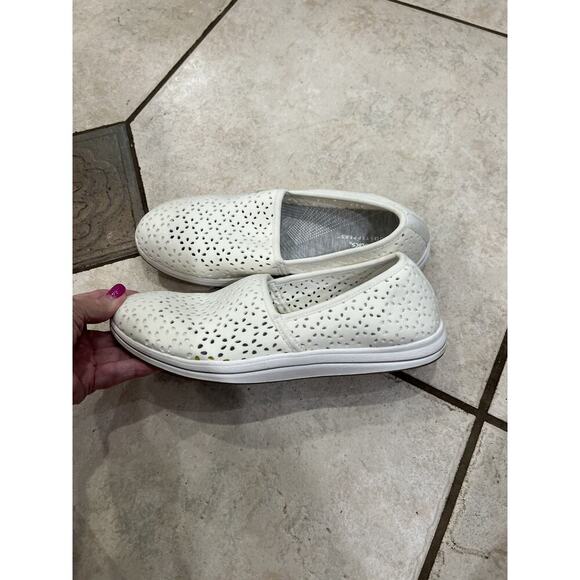 Clarks Cloudsteppers Breeze Emily Womens 8M White Slip on Cushion Flats - Picture 2 of 7
